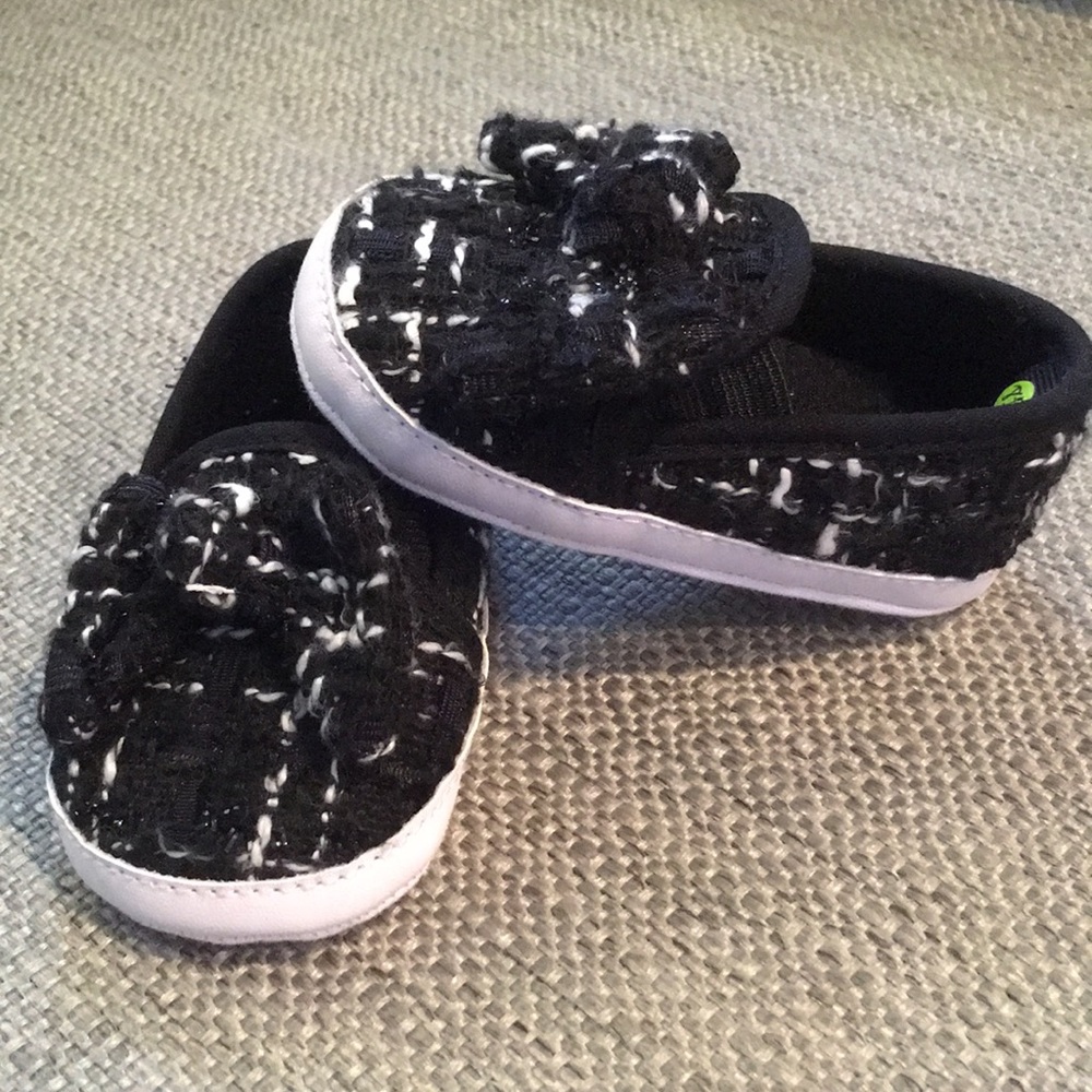 ♦️5/$15♦️NWOT Black/White Shoes